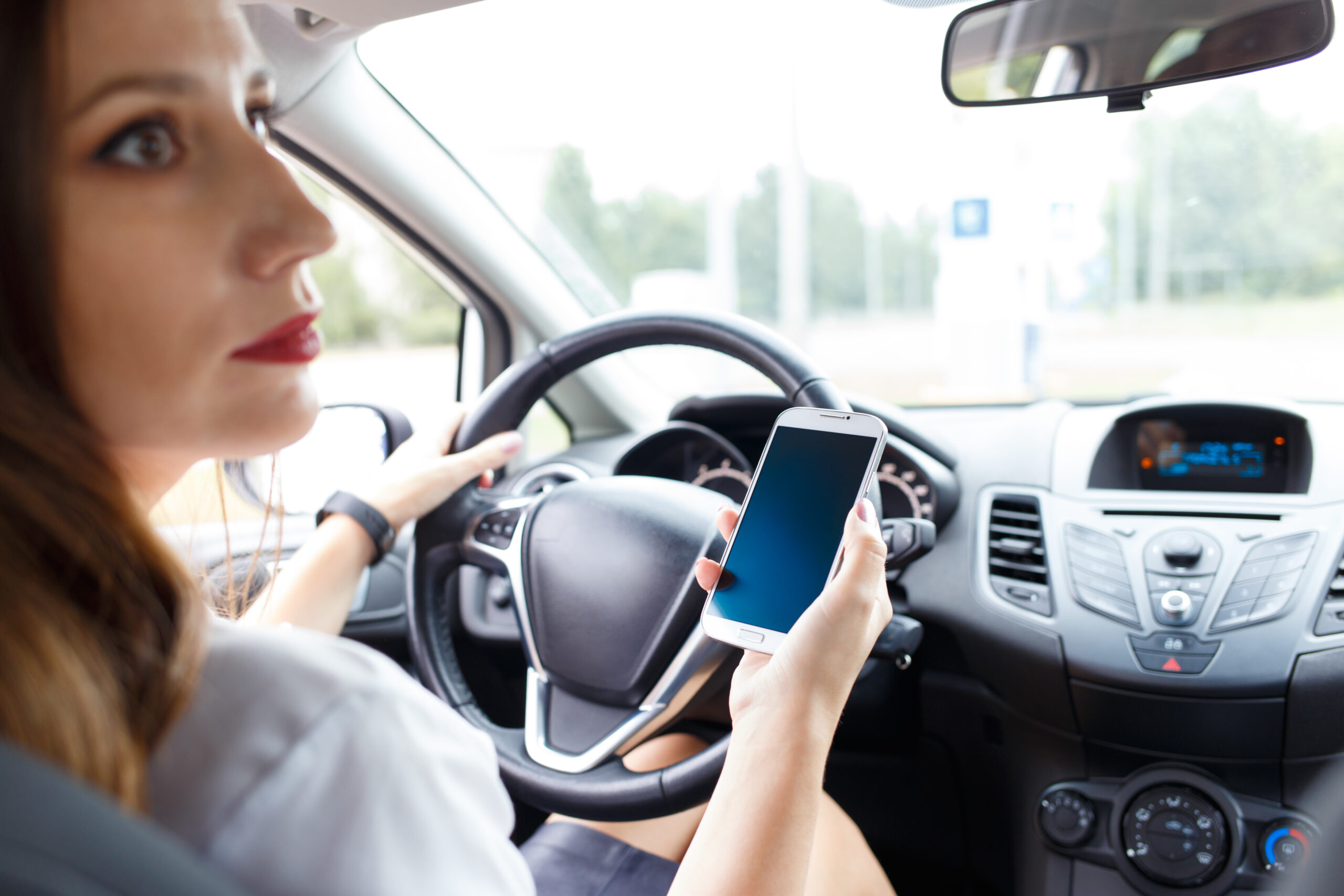 driver driving distracted with phone in hand